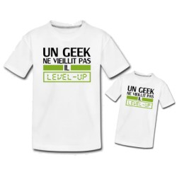 Ensemble de deux T-shirts "Un geek ne vieillit pa il level-up"